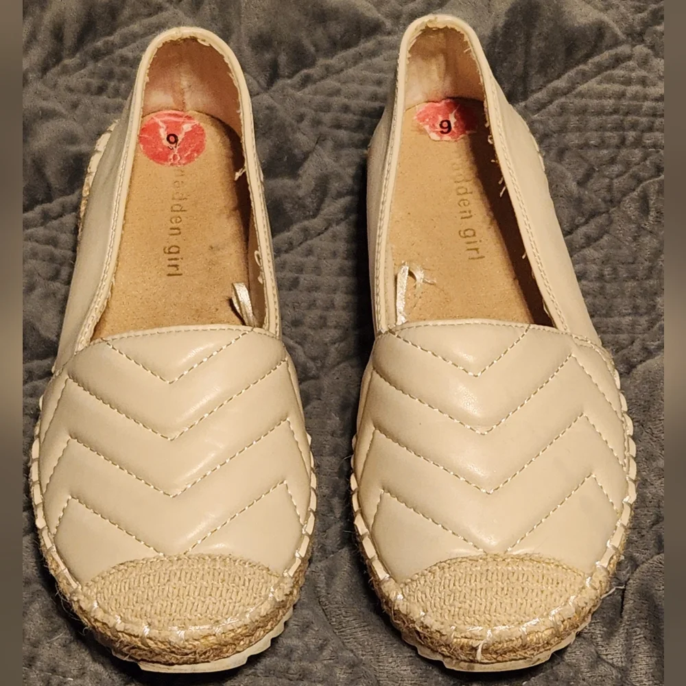 Madden Girl Flat Shoe Women's Sz 6 Slip On Espadrille Chevron Quilted Bone tan - Picture 2 of 8